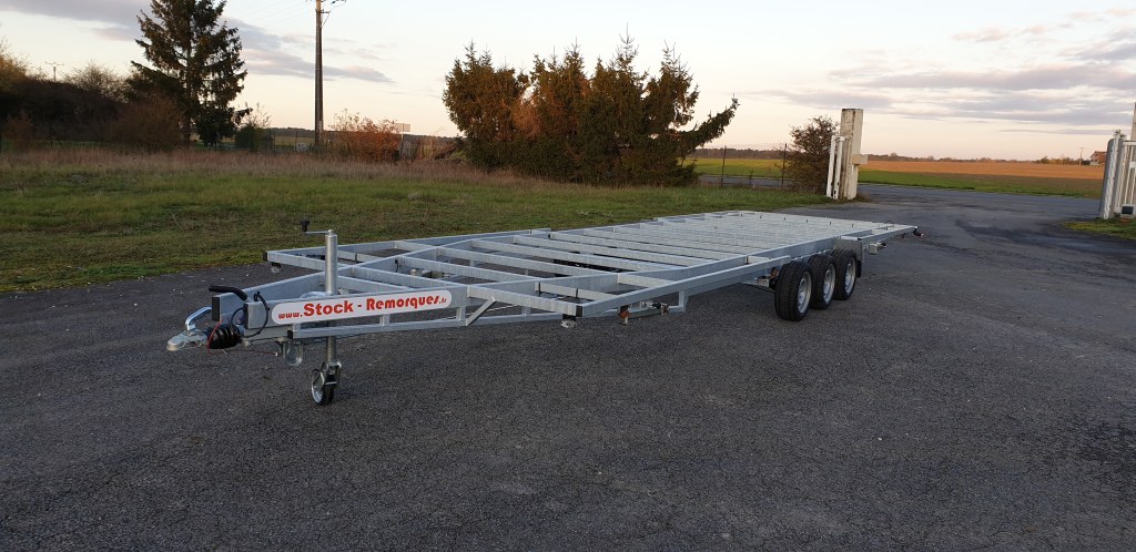 TH 7m80 x 2m44 Plateau 3 essieu x 1350 kg