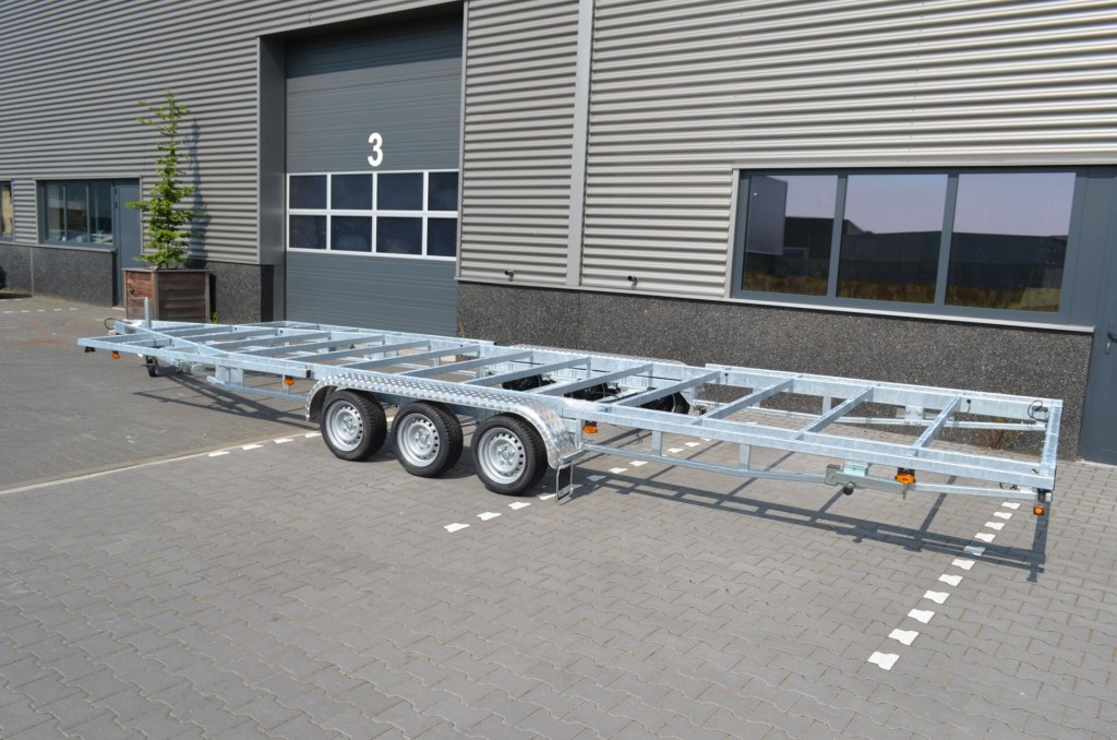 TH 7m80 x 2m44 Plateau 3 essieu x 1350 kg (photo)