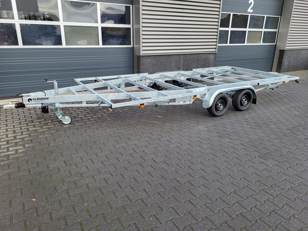 TH 5m40 x 2m44 Plateau 3 x essieu 1800 kg (photo)