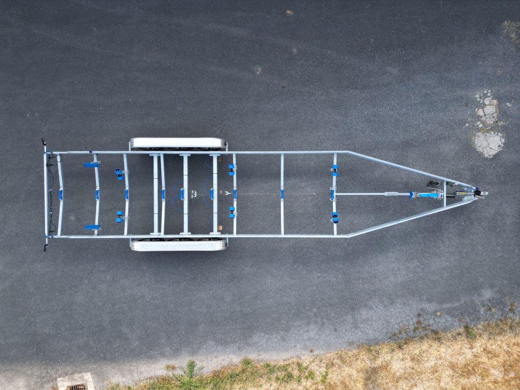 On peut voir les 9 rouleaux de quilles, 6 têtes de double rouleau, 2 support patins et une potence de treuil avec butée d'étrave